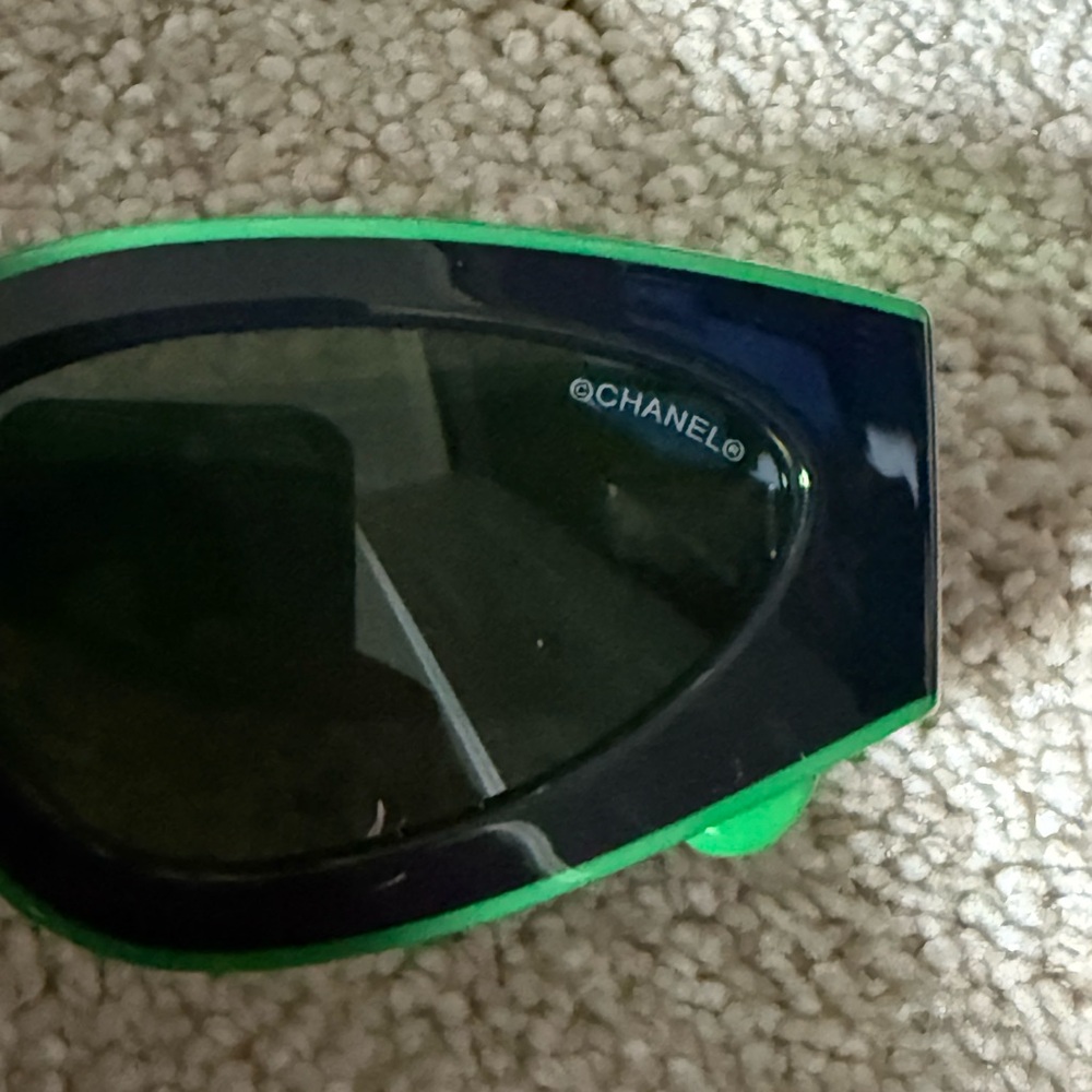 CHANEL Black and Green Sunglasses - Picture 5 of 6
